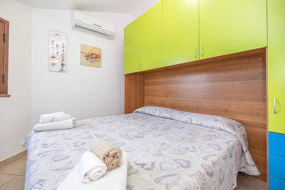 Villecefalu. English lawn. 2 kitchens, 3 bedrooms, 3 bathrooms, veranda in Piana Calzata, Provincie Palermo