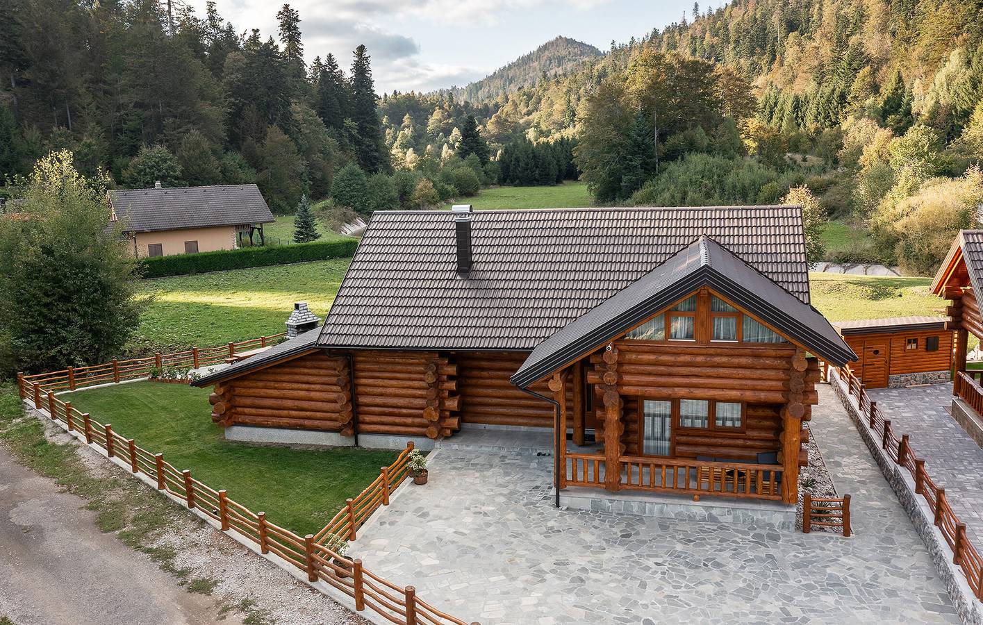 Modernes 140 m² großes Apartment mit Pool, Terrasse und Flussblick in Fuzine, Primorje-Gorski Kotar