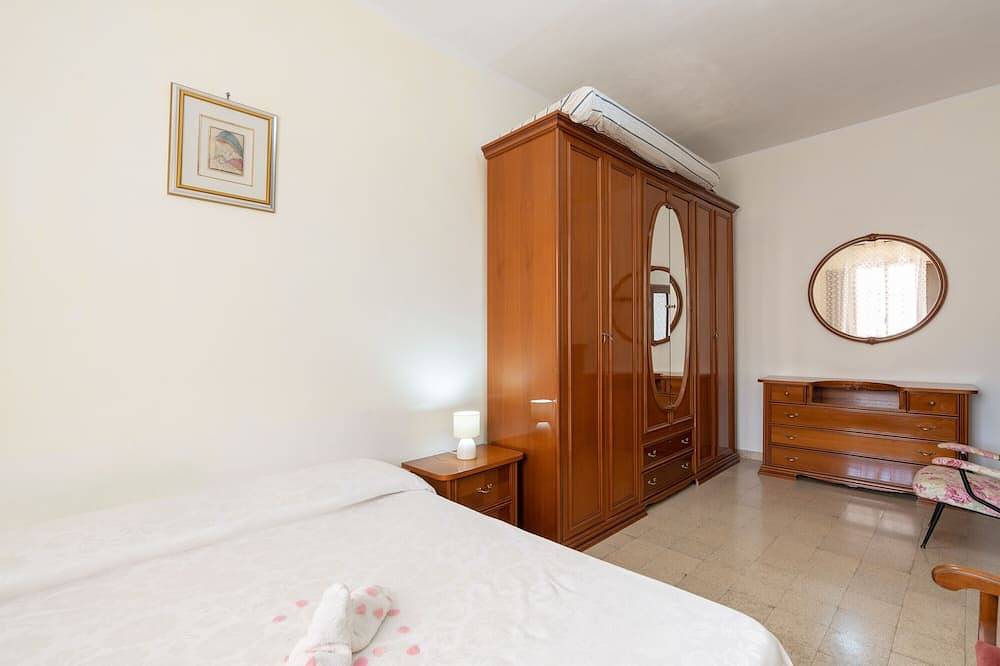 Entire apartment, Apartment 'Il Gelsomino' with Terrace, Bbq & Wi-Fi in Custonaci, Trapani Province