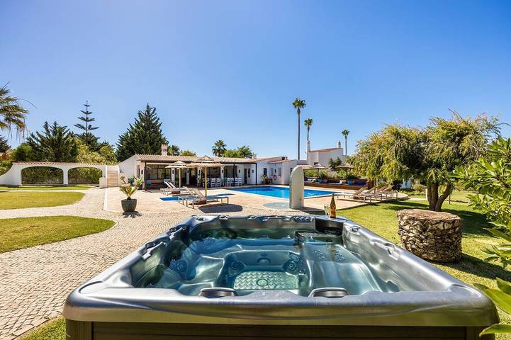 Vacation rental for 32 people, with pool and hot tub as well as garden in Algarve