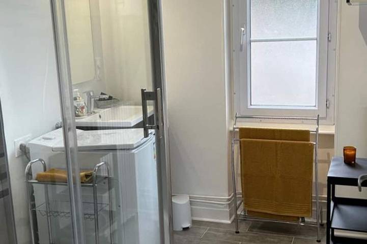 Ganze Wohnung, Wohnung in Moulins: Komfort mit Balkon, Bettwäsche und Handtücher Inklusive in Moulins, Allier