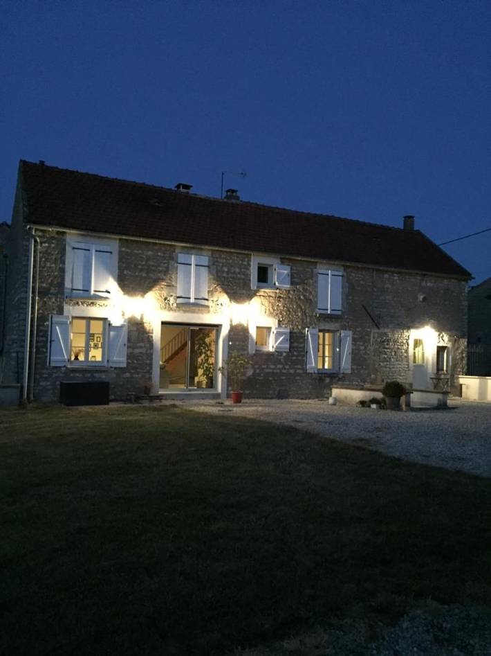 Location de vacances pour 7 personnes, avec Terrasse ainsi que Jardin et Vue à Préhy