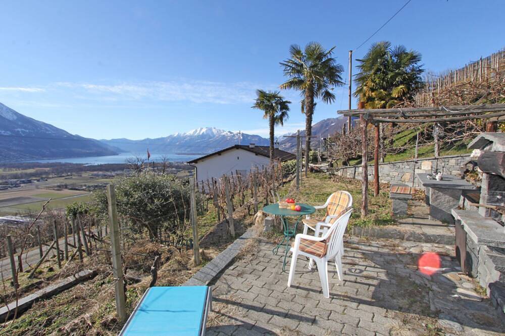 Einfamilienhaus im Tessiner Stil an sonniger Hanglage in Lavertezzo, Tessiner Alpen