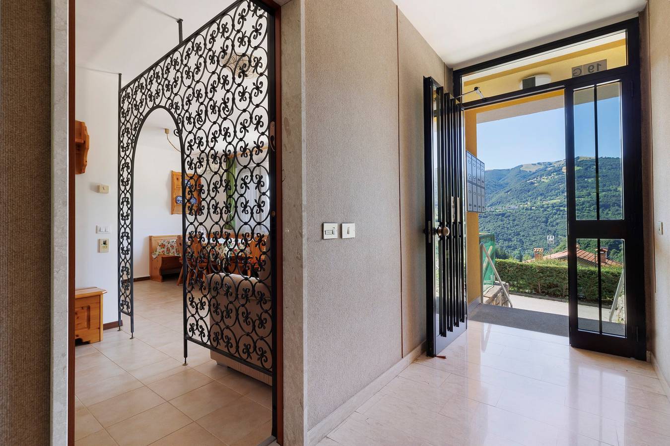 Ganze Wohnung, Casa Antonia mit Panoramaterrasse und Bergblick in Brentonico in Brentonico, Gardasee-Berge