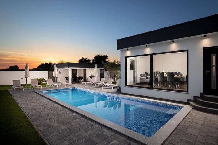 Villa für 8 Personen, mit Pool und Whirlpool sowie Garten, kinderfreundlich in Medulin