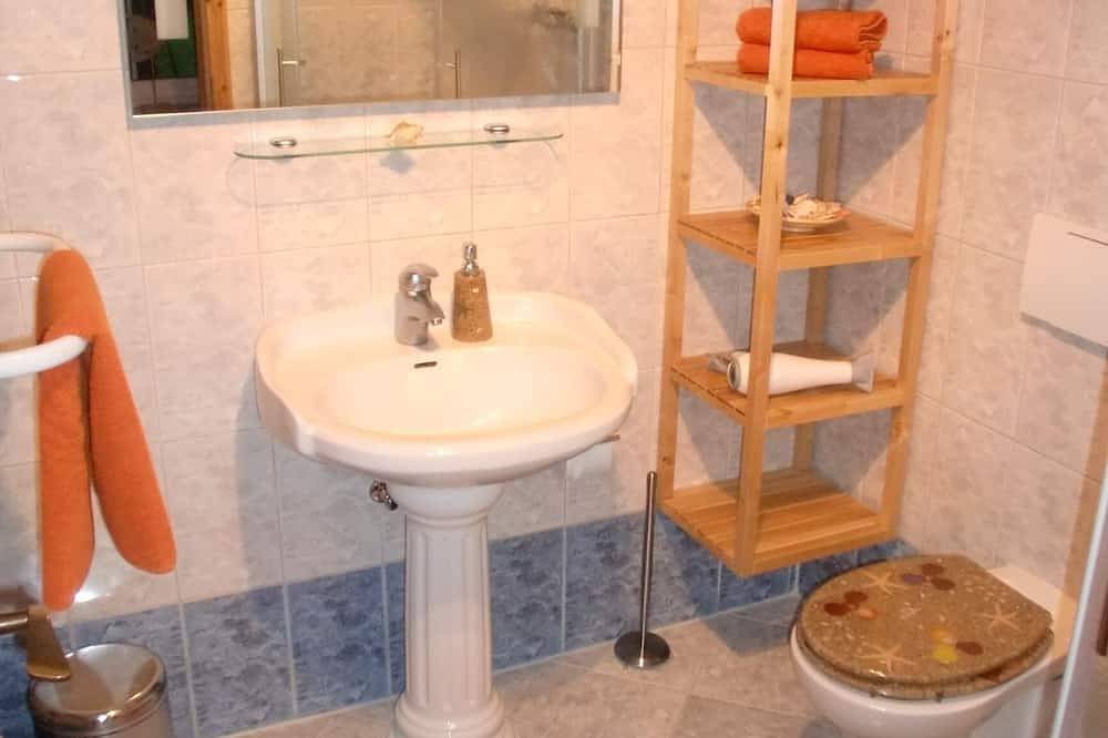 Traumhaus \"Drei Erlen\" am Inselsee, mit Seezugang Bootssteg und Bademöglichkeit in Güstrow, Mecklenburgische Seenplatte