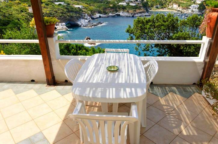 Gîte pour 2 personnes, avec Balcon et Terrasse ainsi que Jardin et Vue à Ponza - 2