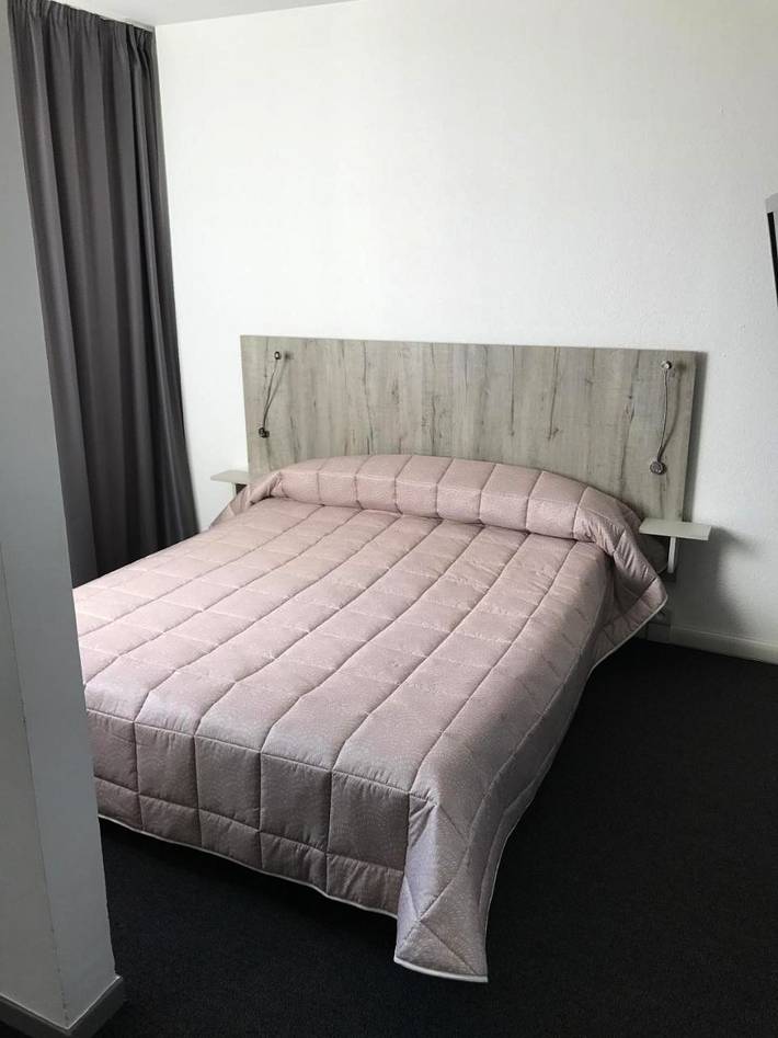 Hôtel pour 3 personnes, avec bassin pour enfant et jardin ainsi que sauna et piscine à Port-de-Bouc - 4