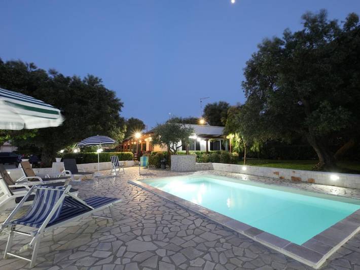 Agriturismo per 6 persone, con giardino e terrazza nonché piscina a Carovigno