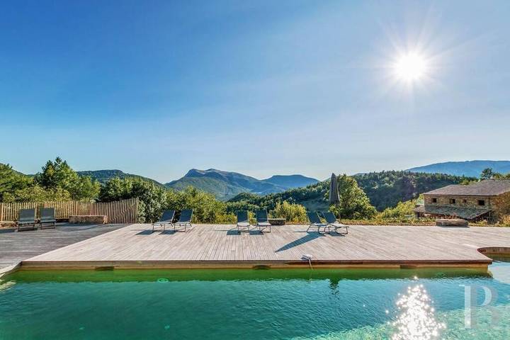 Location de vacances pour 30 personnes, avec Balcon et Jacuzzi ainsi que Terrasse et Jardin à Teyssières