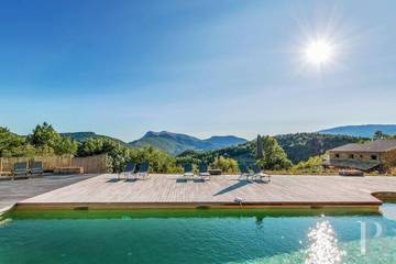 Cottage pour 30 personnes, avec piscine ainsi que vue et jardin, animaux acceptés à Teyssières