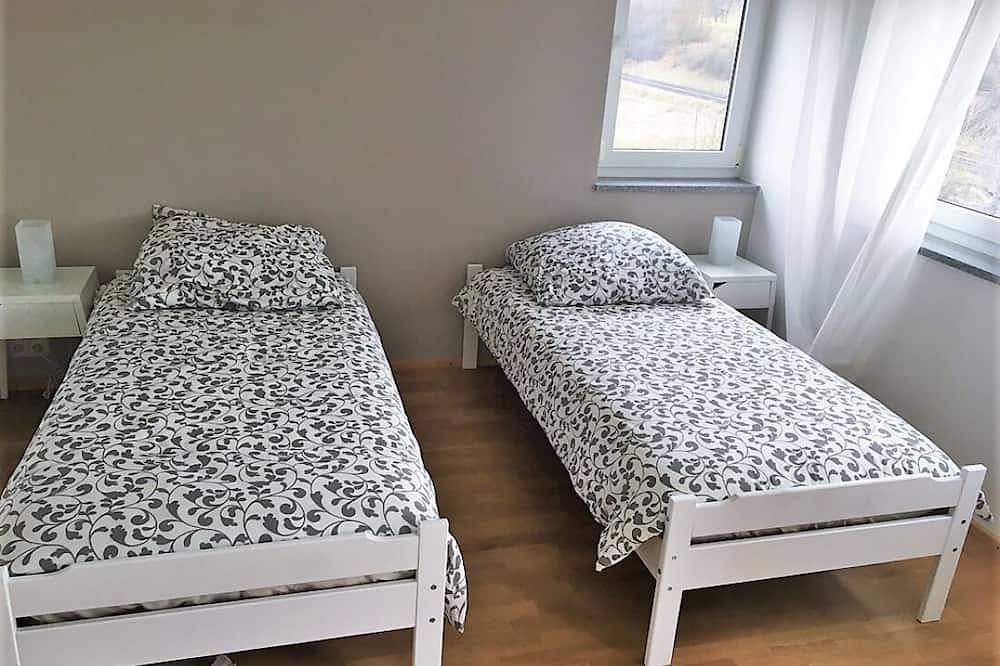 Ganze Wohnung, Great big apartment with fireplace and terrace in Weinstadt, Rems-Murr-Kreis