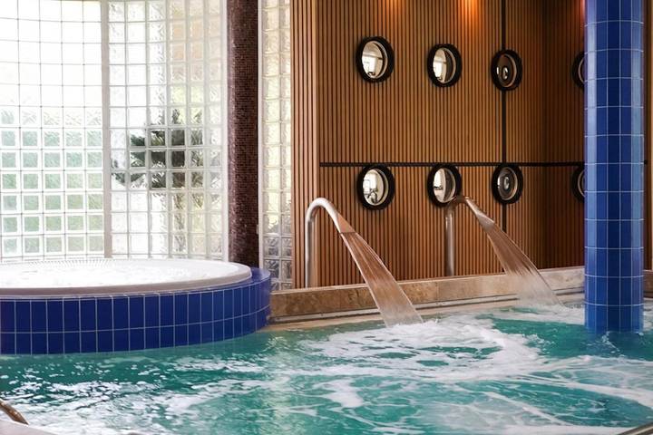 Hôtel pour 2 personnes, avec Jacuzzi et Terrasse ainsi que Jardin et Piscine