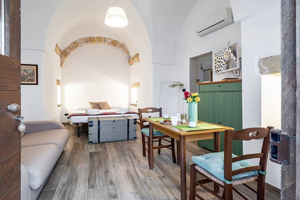 Guesthost - Palazzo Rolli - The Room of the Barrels in Galatone, Golfo de Tarento