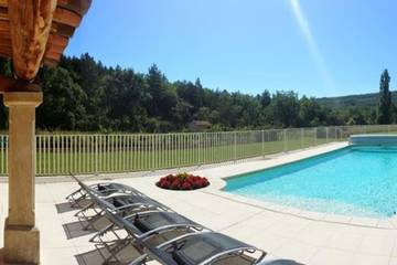 Gîte pour 2 personnes, avec vue ainsi que piscine et jardin à Reillanne