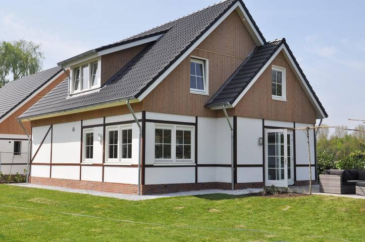 Ferienhaus für 10 Personen, mit Balkon/Terrasse und Terrasse sowie Garten und Pool in Echt-Susteren
