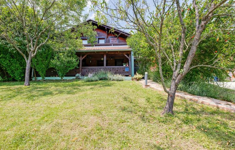Ferienhaus für 8 Personen, mit Whirlpool und Terrasse sowie Garten und Ausblick