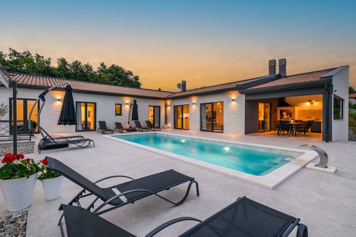 Ferienhaus für 7 Personen, mit Terrasse und Pool