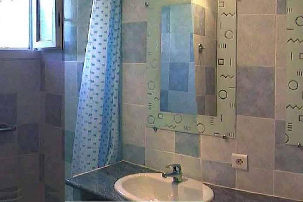 Entire apartment, Waterfront ground-floor apartment for 6 with sea view in Favone, Sari-Solenzara