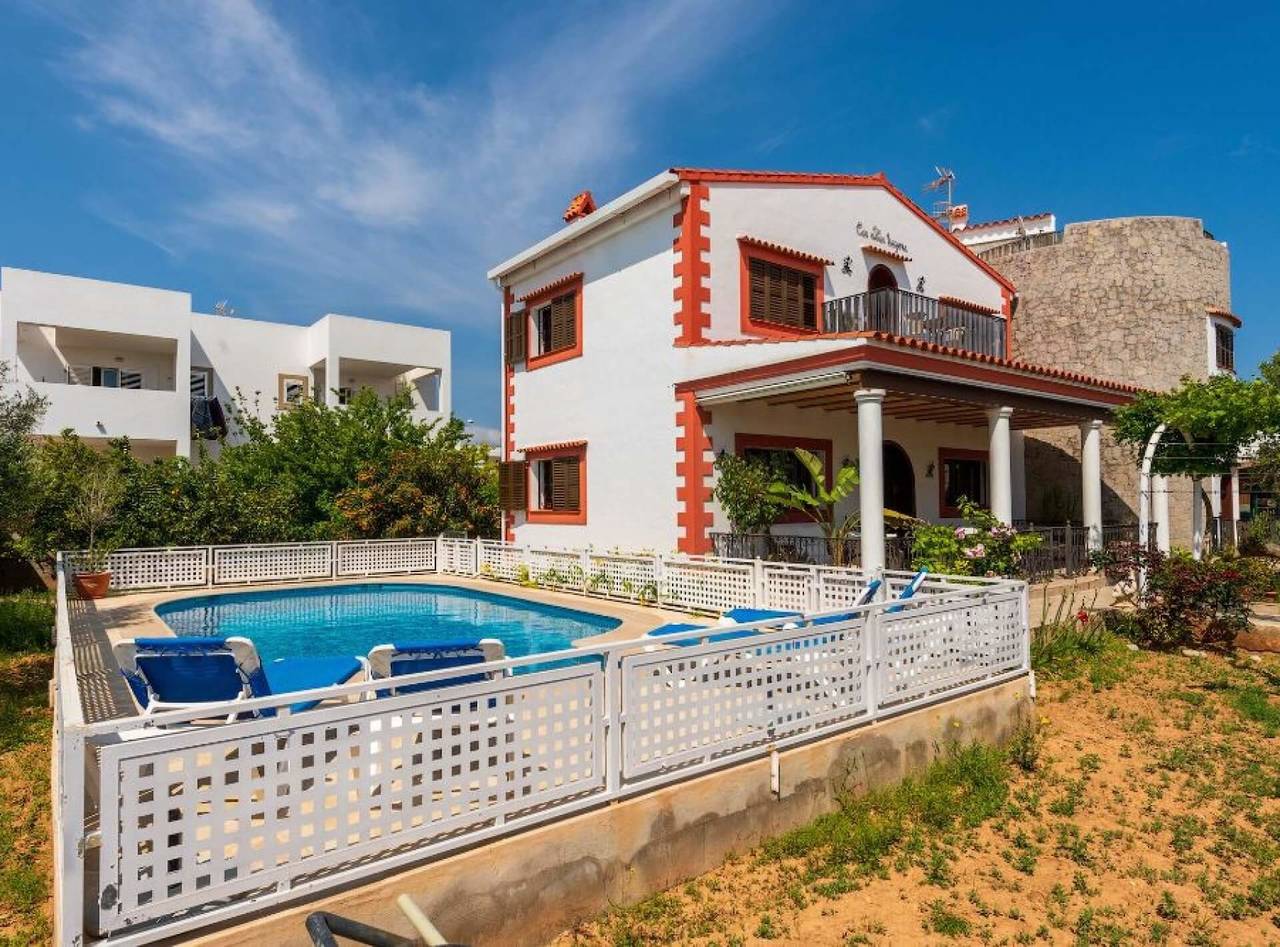 Villa Tortugas, 5 min ibiza City in Puig d'en Valls, Santa Eulària des Riu