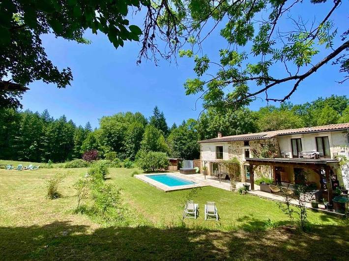 Location de vacances pour 8 personnes, avec jardin ainsi que vue et piscine, animaux acceptés à Lesparrou