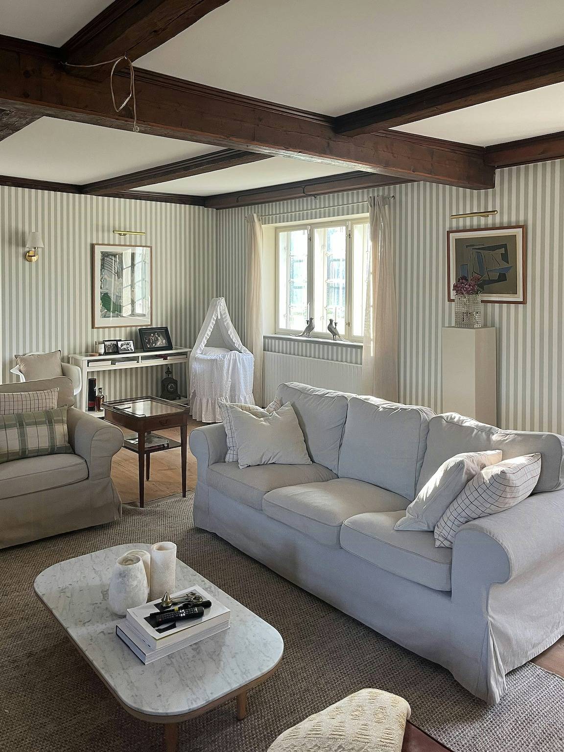 Historischer Bauernhof mit Blick auf die Kirche bei Randers in Randers