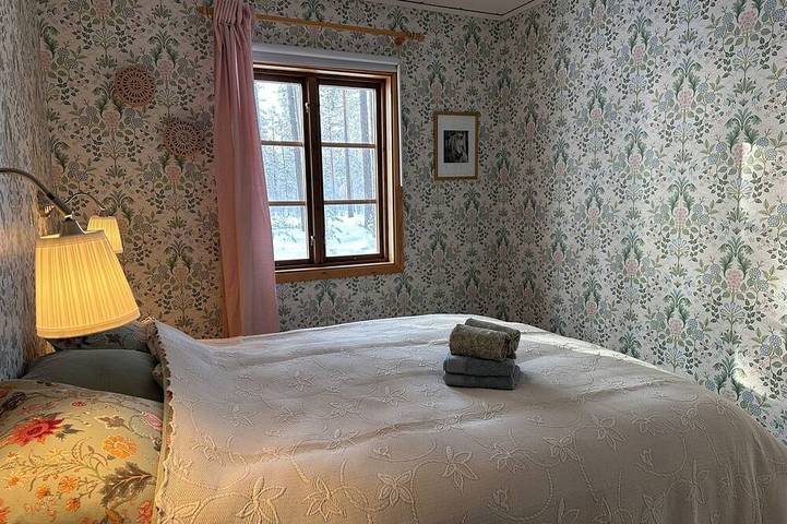 Spacious 4p cottage with fireplace in beautiful bathing site in Jämtland