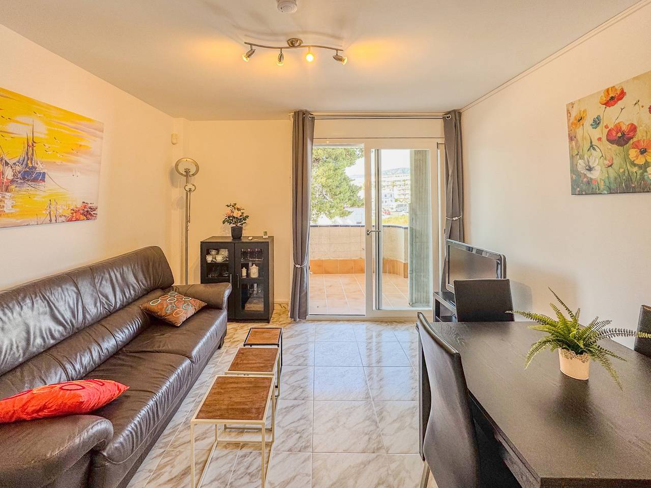 Entire apartment, Holiday apartment for 6 people with terrace in Santa Margarida, Roses