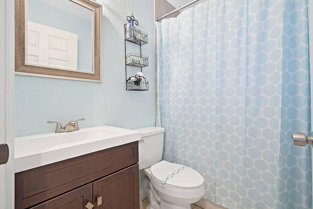 Fully Equipped 3/3 w/ hot tub 1 Mile To Beach in Lantana, Palm Beach County