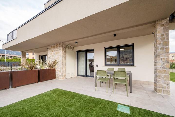 Apartament wakacyjny dla 4 osób, z Balkon/ taras i Ogród oraz Basen w Garda