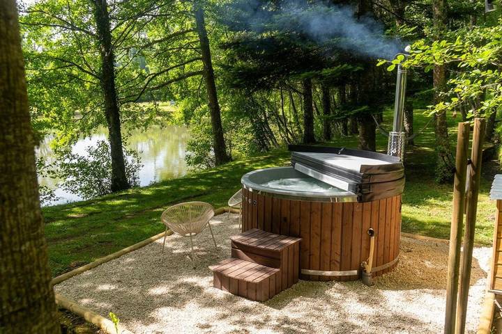 Gîte pour 6 personnes, avec Jacuzzi et Terrasse ainsi que Jardin et Vue à Manzat - 3