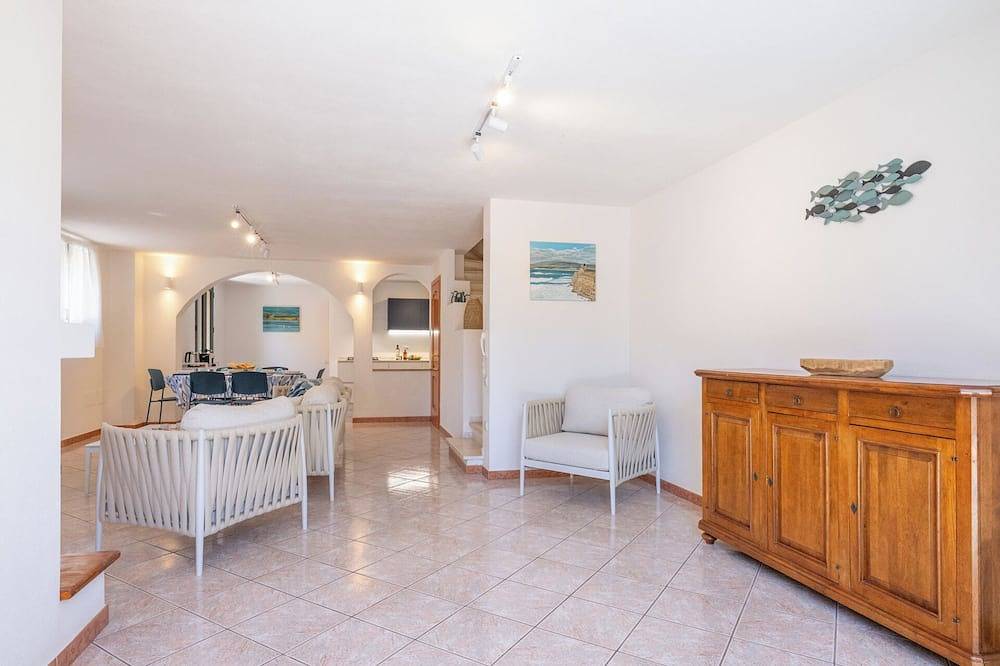 Just 50 steps from the beach: Vacation Home for 9 Guests & Bbq in Mandriola, San Vero Milis