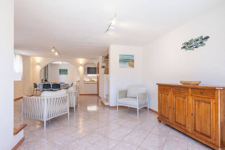 Just 50 steps from the beach: Vacation Home for 9 Guests & BBQ in Mandriola, San Vero Milis