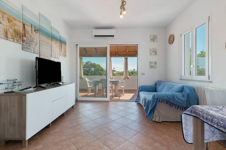 Entire apartment, Apartment 'Zio Tonino' with Private Terrace, Wi-Fi and Air Conditioning in Pittulongu, Olbia