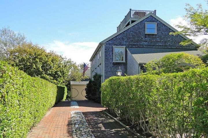 Vacation rental for 10 people, with yard in Nantucket Island