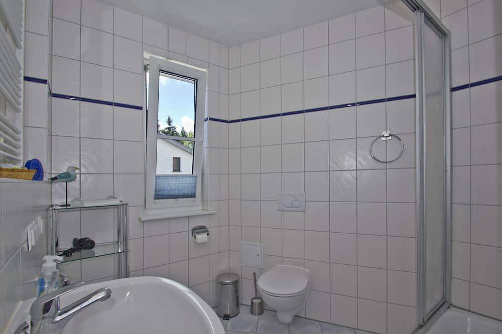 Ganze Wohnung, 2-Raum-Ferienwohnung mit Meerblick vom Balkon - Villa Vilmblick Fewo 15 in Lauterbach (Rügen), Putbus