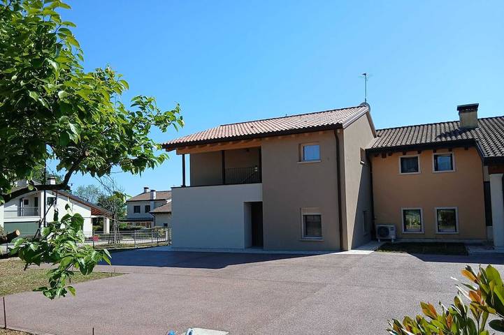 Ferienwohnung für 4 Personen, mit Terrasse und Whirlpool sowie Garten, mit Haustier