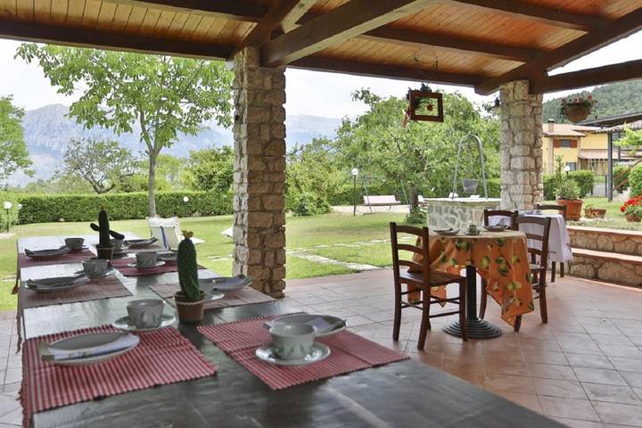 Location de vacances pour 5 personnes, avec Balcon et Terrasse ainsi que Jardin et Vue à Introdacqua