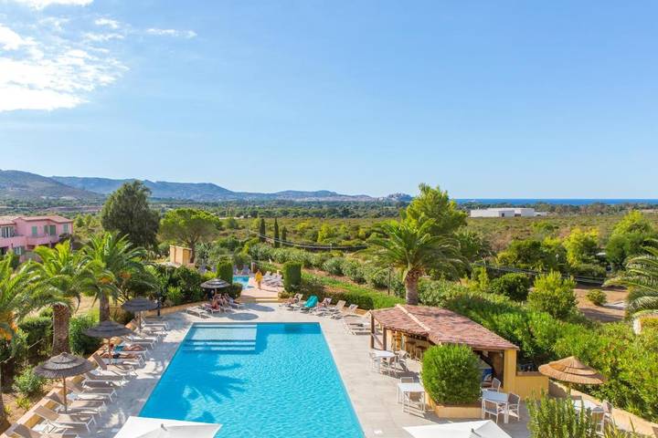 Hôtel pour 4 personnes, avec piscine ainsi que jardin et vue