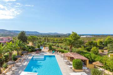 Hôtel pour 4 personnes, avec jardin ainsi que vue et piscine à Montegrosso