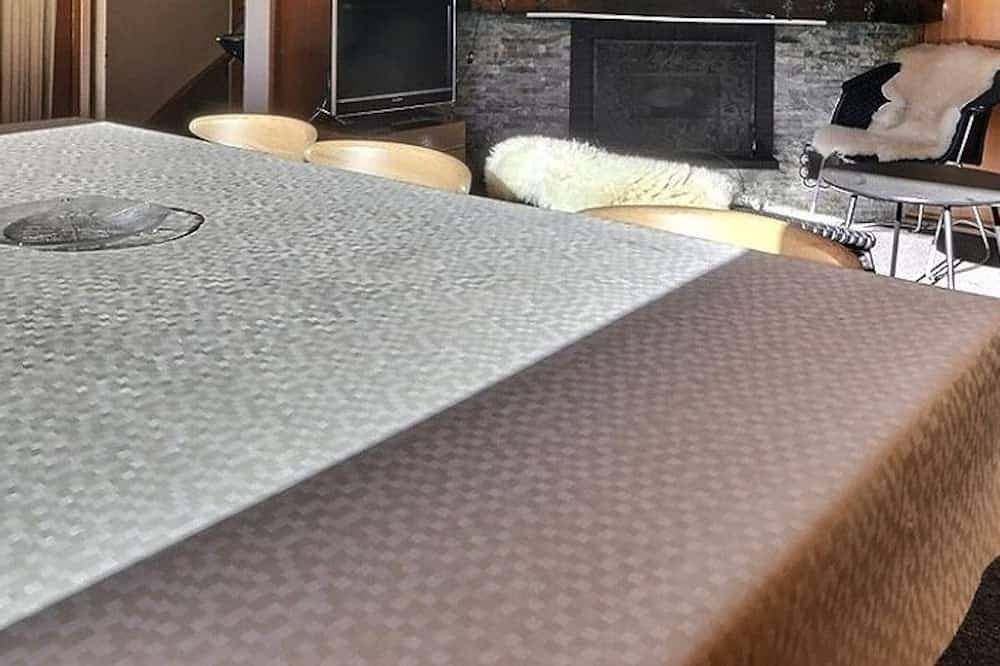 Chalet de confort moyen sur 2 étages pour 8 personnes, salon avec cheminée, cuisine séparée avec lav in Grimentz, Anniviers