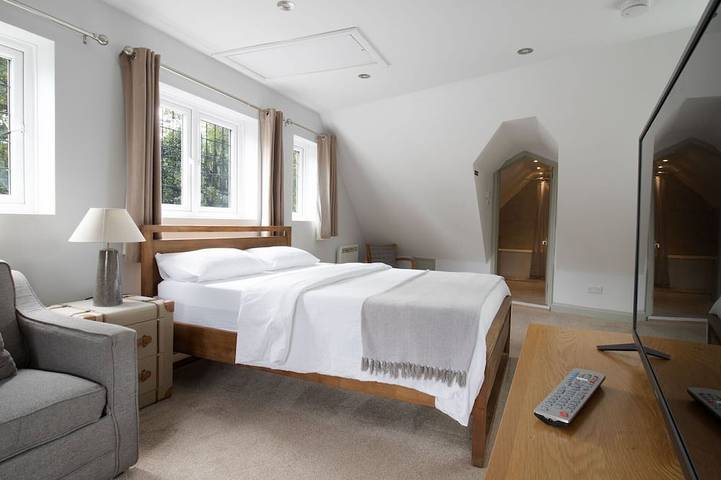 Big Loft in the Heart of Cheam Village (35 min from London City) in Sutton (London), London