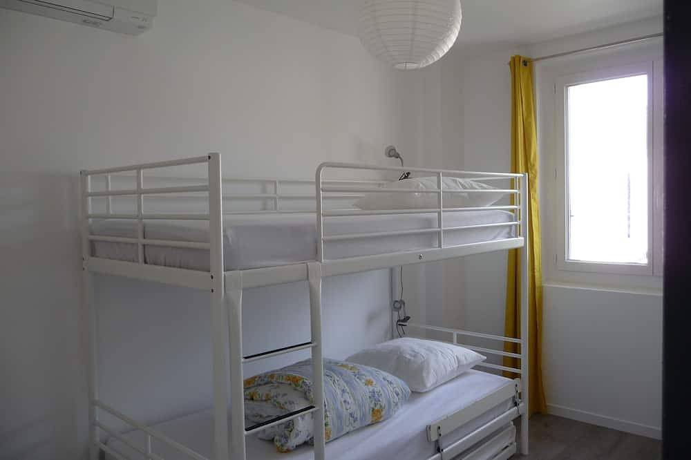 Independent villa with garden and swimming pool area near downtown in Brignoles, Brignoles region