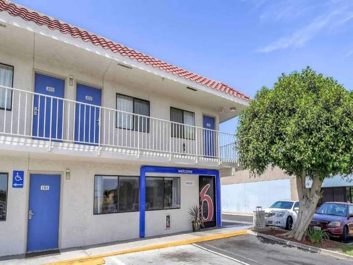 Apartamento entero, 1 cama matrimonial | Ducha adaptada para personas con discapacidad in Corona, Riverside County