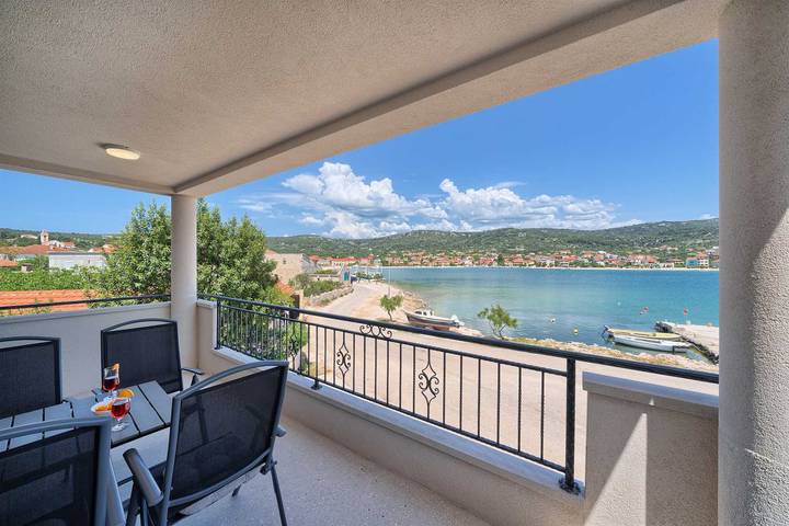 Villa für 8 Personen, mit Pool und Meerblick sowie Balkon in Marina - 4