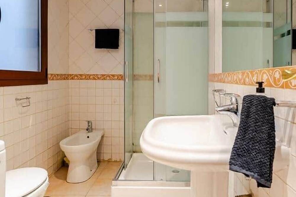 Apartamento entero, Luz natural, silencioso y muy bien situado in Chamartín (Madrid), Madrid