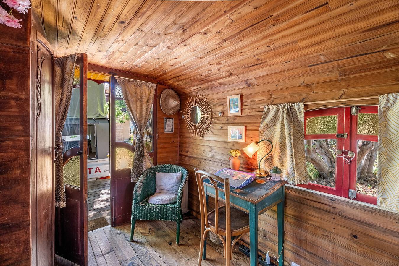 Chambre d’hôtes « Espace Roulotte - Les Toits du Gaou » avec terrasse partagée et Wi-Fi in Six-Fours-les-Plages, Côte méditerranéenne (France)