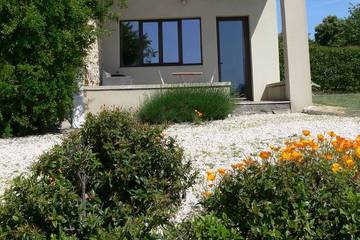 Gîte pour 2 personnes, avec balcon ainsi que jardin et piscine à Vinsobres