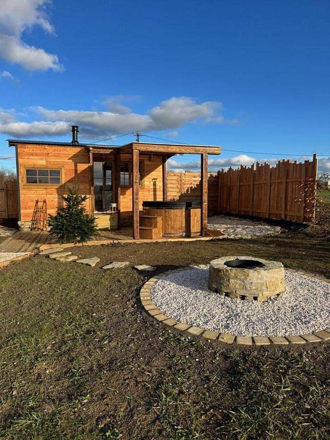 Gîte pour 2 personnes, avec jardin et vue ainsi que terrasse et sauna, animaux acceptés