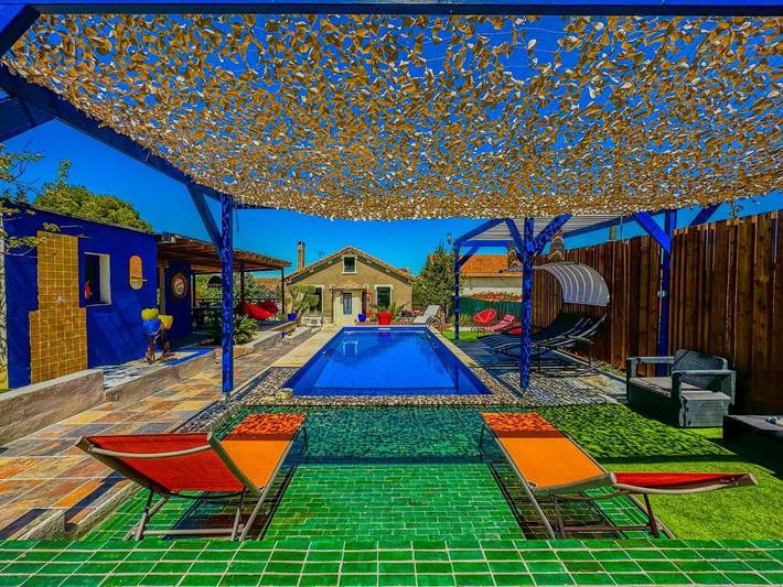 Cottage pour 8 personnes, avec vue ainsi que jardin et piscine à Lavalette